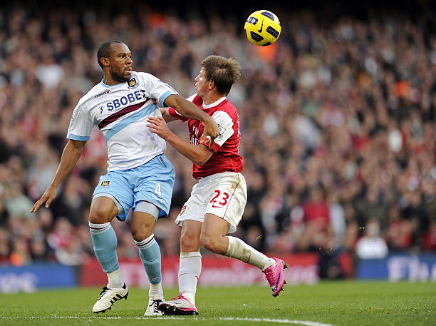 他在接受采 他在接受采